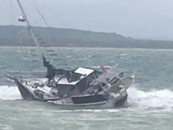 Kapal Yacht Australia Terdampar di Sumenep, 2 WNA Dievakuasi Warga