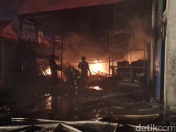 12 Mobil Damkar Dikerahkan Padamkan Kebakaran 3 Pabrik di Kopo