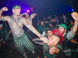 Band Punk Ini Konser Tanpa Izin Suarakan Protes ke Sebuah Restoran Cepat Saji