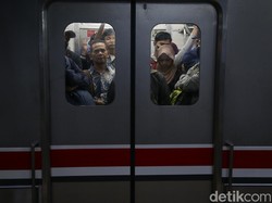 Hari Pertama Jadwal Baru KRL Jabodetabek, Anker Merasa Lebih Lama Menunggu