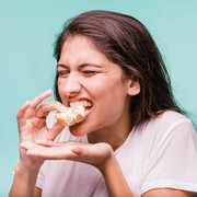 Catat! 7 Daftar Makanan dan Minuman yang Bisa Bikin Gigi Rusak