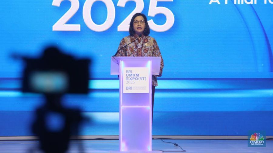 Menteri Keuangan, Sri Mulyani menyampaikan pidato utama dalam acara BRI Microfinance Outlook 2025 di Nusantara Hall, ICE BSD, Tangerang, Banten, Kamis (30/1/2025). (CNBC Indonesia/Faisal Rahman)