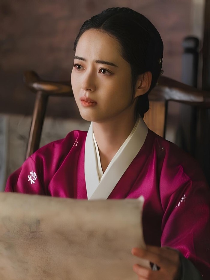 Namun, ketertarikan Putri Hwa Ri terhadap lukisan Chunhwa yang terkenal kontroversial bertentangan dengan martabat keluarga kerajaan sehingga suasana penuh emosi pun tak terelakkan serta menimbulkan konflik pelik./ Foto: instagram.com/ara_go_0211