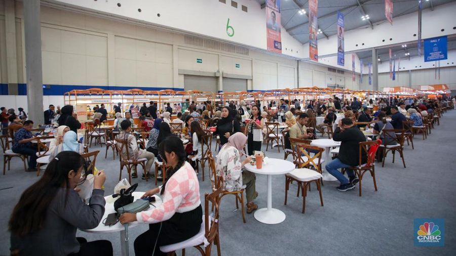 Pengunjung meninjau komoditas UMKM (Usaha Mikro, Kecil, kemudian Menengah) yang dijual di acara BRI UMKM EXPO(RT) pada ICE BSD, Tangerang, Banten, Kamis (30/1/2025). (CNBC Indonesia/Faisal Rahman)
