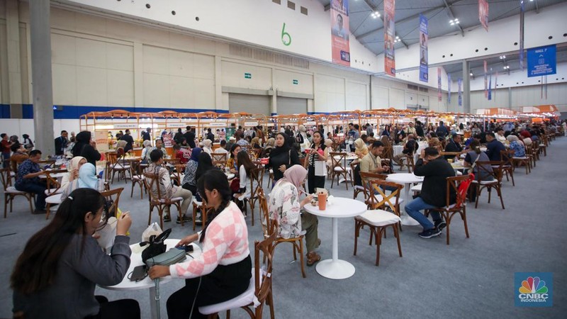 Pengunjung meninjau item UMKM (Usaha Mikro, Kecil, lalu Menengah) yang mana dijual pada acara BRI UMKM EXPO(RT) pada ICE BSD, Tangerang, Banten, Kamis (30/1/2025). (CNBC Indonesia/Faisal Rahman)