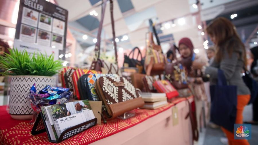 Pengunjung mengamati hasil UMKM (Usaha Mikro, Kecil, serta Menengah) yang tersebut dijual di acara BRI UMKM EXPO(RT) ke ICE BSD, Tangerang, Banten, Kamis (30/1/2025). (CNBC Indonesia/Faisal Rahman)