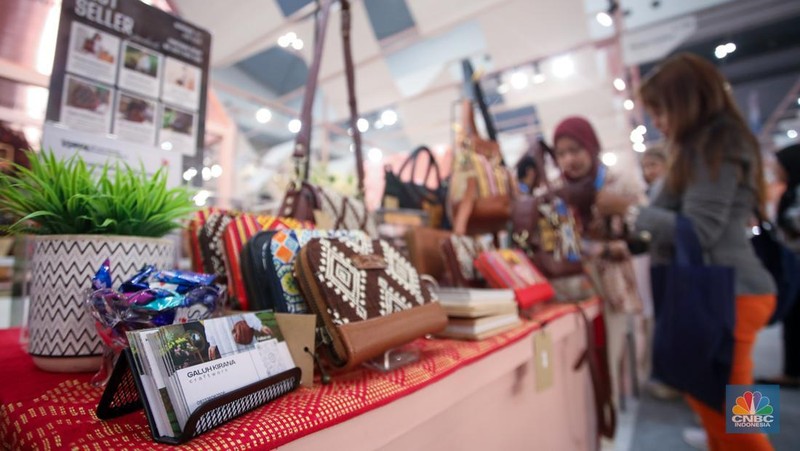 Pengunjung meninjau hasil UMKM (Usaha Mikro, Kecil, lalu Menengah) yang tersebut dijual di acara BRI UMKM EXPO(RT) dalam ICE BSD, Tangerang, Banten, Kamis (30/1/2025). (CNBC Indonesia/Faisal Rahman)