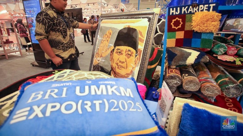Pengunjung mengamati hasil UMKM (Usaha Mikro, Kecil, juga Menengah) yang dimaksud dijual pada acara BRI UMKM EXPO(RT) pada ICE BSD, Tangerang, Banten, Kamis (30/1/2025). (CNBC Indonesia/Faisal Rahman)
