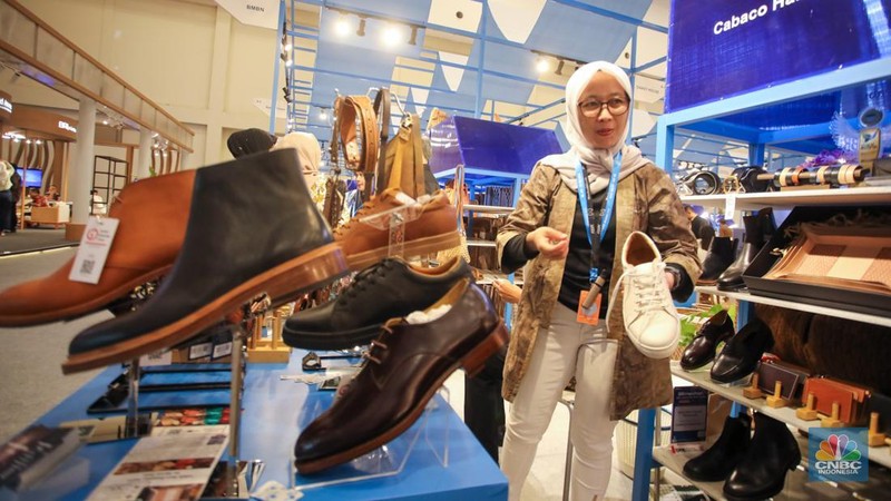 Pengunjung mengawasi hasil UMKM (Usaha Mikro, Kecil, lalu Menengah) yang mana dijual pada acara BRI UMKM EXPO(RT) ke ICE BSD, Tangerang, Banten, Kamis (30/1/2025). (CNBC Indonesia/Faisal Rahman)