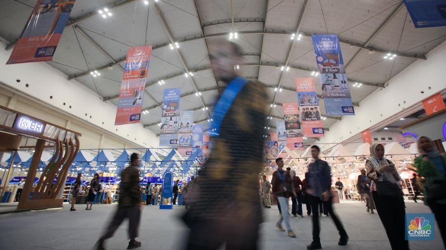 Pengunjung meninjau barang UMKM (Usaha Mikro, Kecil, lalu Menengah) yang tersebut dijual di acara BRI UMKM EXPO(RT) ke ICE BSD, Tangerang, Banten, Kamis (30/1/2025). (CNBC Indonesia/Faisal Rahman)