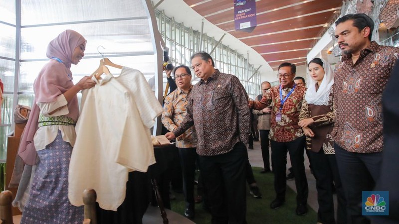 Pengunjung meninjau komoditas UMKM (Usaha Mikro, Kecil, juga Menengah) yang digunakan dijual pada acara BRI UMKM EXPO(RT) di dalam ICE BSD, Tangerang, Banten, Kamis (30/1/2025). (CNBC Indonesia/Faisal Rahman)