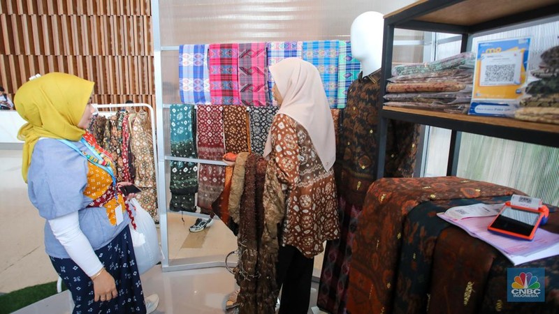 Pengunjung meninjau produk-produk UMKM (Usaha Mikro, Kecil, serta Menengah) yang dijual pada acara BRI UMKM EXPO(RT) pada ICE BSD, Tangerang, Banten, Kamis (30/1/2025). (CNBC Indonesia/Faisal Rahman)