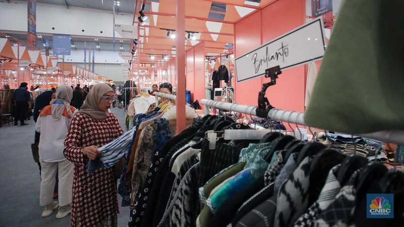 Pengunjung mengawasi barang UMKM (Usaha Mikro, Kecil, juga Menengah) yang tersebut dijual di acara BRI UMKM EXPO(RT) pada ICE BSD, Tangerang, Banten, Kamis (30/1/2025). (CNBC Indonesia/Faisal Rahman)