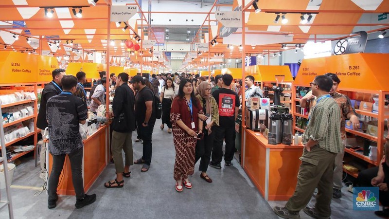 Pengunjung mengamati item UMKM (Usaha Mikro, Kecil, juga Menengah) yang tersebut dijual pada acara BRI UMKM EXPO(RT) di ICE BSD, Tangerang, Banten, Kamis (30/1/2025). (CNBC Indonesia/Faisal Rahman)