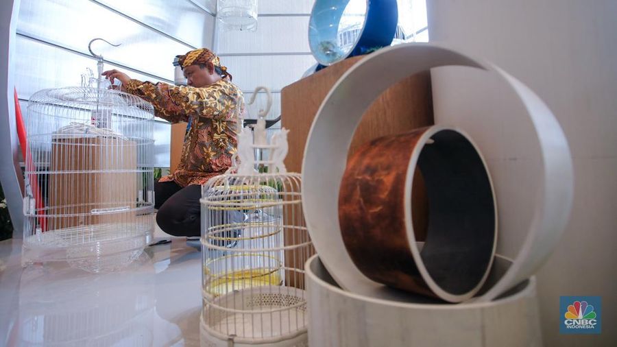 Pengunjung mengamati item UMKM (Usaha Mikro, Kecil, lalu Menengah) yang tersebut dijual di acara BRI UMKM EXPO(RT) di ICE BSD, Tangerang, Banten, Kamis (30/1/2025). (CNBC Indonesia/Faisal Rahman)
