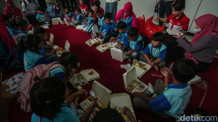 Peringati Hari Gizi, Anak Sekolah Diajak Naik LRT-Dapat Makan Bergizi Gratis etugas kereta api memberikan makanan bergizi gratis di Stasiun LRT BNI City, Jakarta, Kamis (30/1/2025).