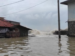 Ombak Ganas Hantam Pesisir Eretan, Warga Kebanjiran