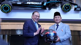 Menyelisik Helm Kado Anwar Ibrahim untuk Prabowo Subianto