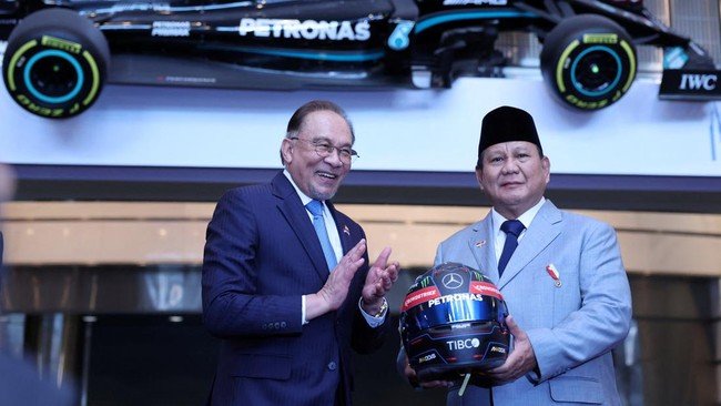 Helm yang diberikan PM Malaysia Anwar Ibrahim untuk Presiden Prabowo Subianto merupakan milik pembalap F1 Mercedes-AMG Petronas, George Russell.