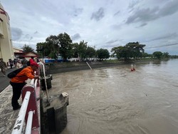 Seorang Pria Nekat Lompat ke Sungai Jagir, Diduga Bunuh Diri