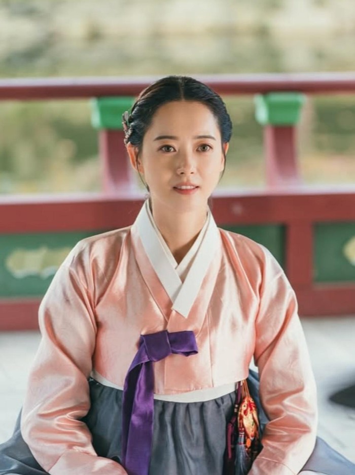 Putri Hwa Ri menentang keras usaha sang ayah yang merupakan seorang raja dalam memilihkan laki-laki untuk menjadi pasangan hidupnya. Peran Go Ara yang berjiwa bebas nan cerdas bertekad ingin menemukan cintanya sendiri./ Foto: instagram.com/tving.official