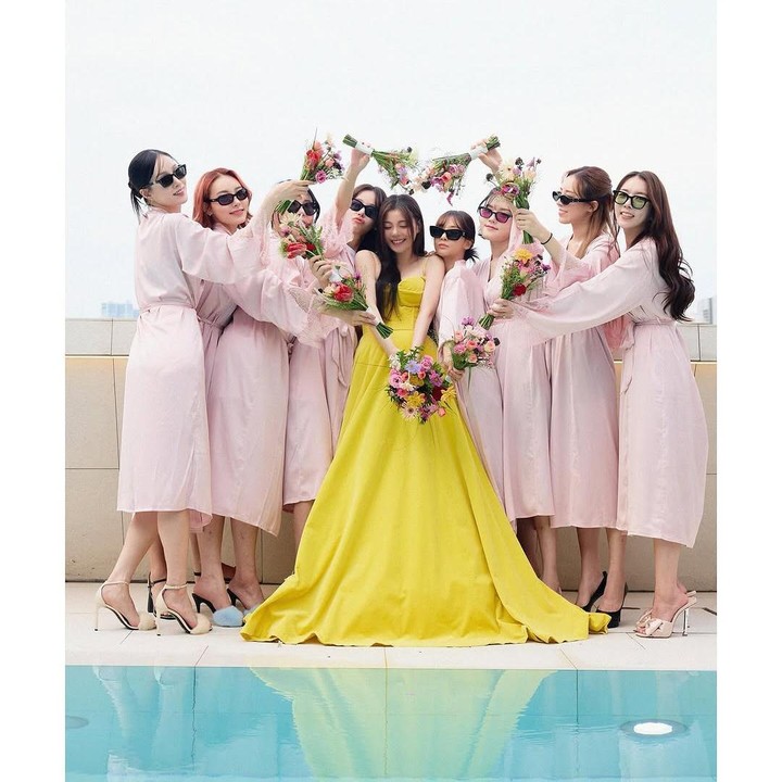 <p>Selain melakukan foto prewedding dengan Choi Sihun, Ailee juga berfoto dengan teman-temannya. Dalam keterangan unggahannya, Ailee mengaku bersyukur dikelilingi para sahabatnya yang selalu mendukung saat suka maupun duka. (Foto: Instagram @aileeonline)</p>