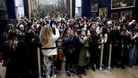 FOTO: Sesak Pelancong 'Ziarah' Lukisan Mona Lisa di Museum Louvre