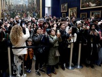  Sesak Pelancong 'Ziarah' Lukisan Mona Lisa di Museum Louvre