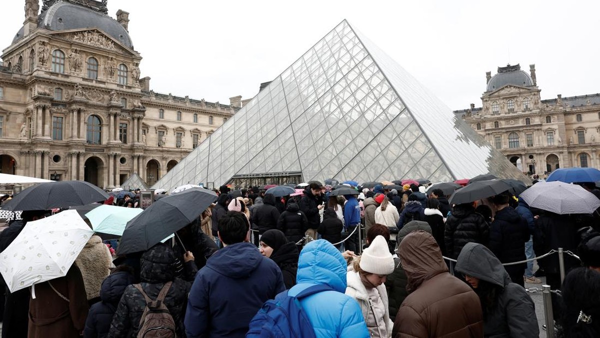 FOTO: Sesak Pelancong 'Ziarah' Lukisan Mona Lisa di Museum Louvre