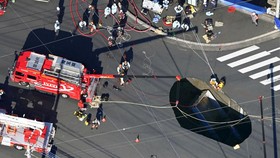 Sinkhole Besar di Jepang Telan Truk, Sopir Masih Terjebak