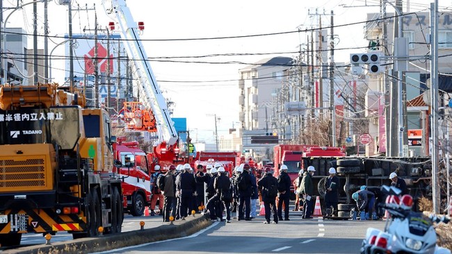 FOTO: Lubang Sinkhole Selebar 10 Meter 'Telan' Sopir Truk di Jepang
