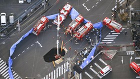 FOTO: Lubang Sinkhole Selebar 10 Meter 'Telan' Sopir Truk di Jepang