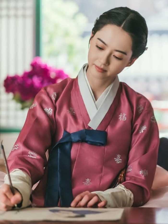 Suatu hari, Putri Hwa Ri terkesan dengan sosok misterius yang berani menggambarnya sebagai bintang utama Chunhwa atau lukisan erotis. Sang putri tertarik untuk menjadikan pelukis misterius sebagai kandidat suaminya./ Foto: instagram.com/tving.official