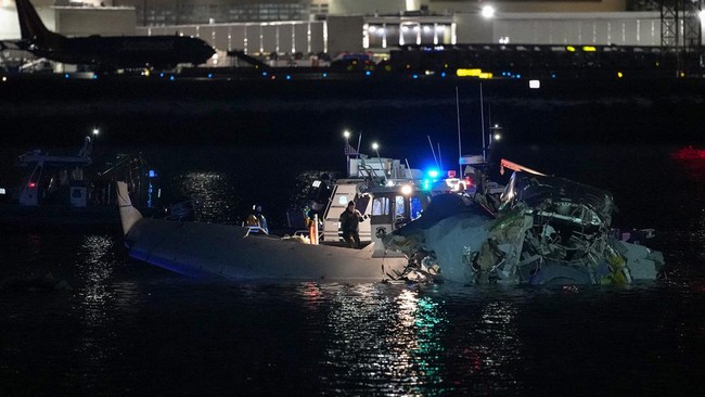 Satu dari dua black box American Airlines, pesawat yang tabrakan dengan helikopter Black Hawk ditemukan pada Kamis (30/1).