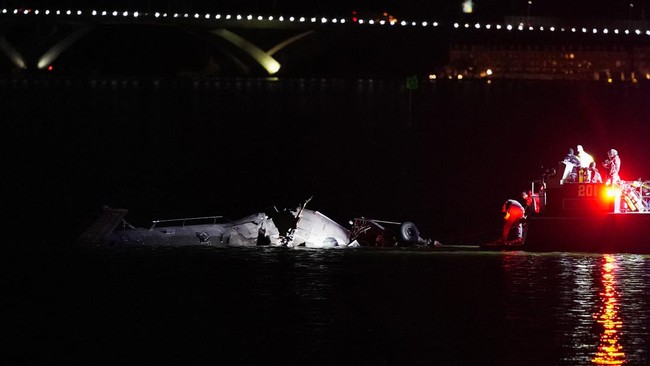 Seorang warga berusia 17 tahun cerita mengenai detik-detik pesawat American Airlines tabrakan dengan helikopter Black Hawk.