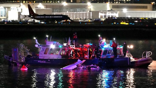 Tim pencarian telah menemukan perekam suara black box helikopter Black Hawk usai tabrakan dengan pesawat penumpang American Airlines.