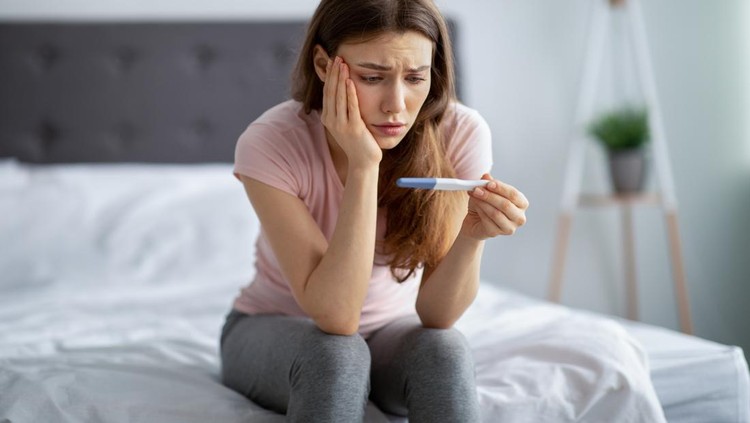 Tes kehamilan Asian beautiful women are stressed and worried about pregnancy results. Pregnancy beyond expectations in teenagers