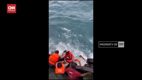 VIDEO: Momen Dramatis Evakuasi 6 Nelayan dari Tengah Laut Kepri