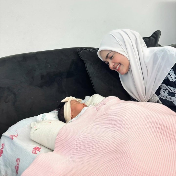 <p>Melalui unggahan ini, Tya juga membagikan momen saat dijenguk oleh keluarga besar suaminya. Salah satu yang datang adalah ibu mertua Tya, yakni penyanyi Siti Nurhaliza. Perlu diketahui ya, Siti Nurhaliza merupakan ibu sambung dari suami Tya. (Foto: Instagram @tyaarifinnw)</p>