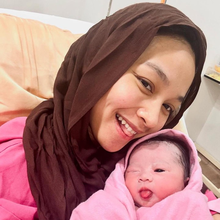 <p>Aktris Tya Arifin juga akan menjalani proses menyusui di Ramadhan tahun ini. Dalam unggahan di Instagram, Tya mengungkap keputusannya untuk berpuasa meski tengah menyusui putrinya yang baru berusia dua bulan. Ia sudah menyiapkan diri untuk menjalankan ibadah puasa dengan menyiapkan stok ASI perah untuk anaknya. (Foto: Instagram @tyaarifinnw)</p>