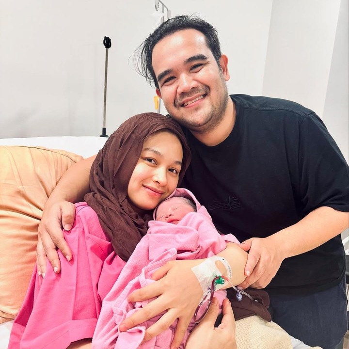 <p>Kabar bahagia datang dari aktris Tya Arifin. Perempuan kelahiran Palembang ini baru saja melahirkan anak ketiga dari pernikahan dengan pengusaha Malaysia, Asyraf Khalid. Tya melahirkan di kampung halaman suaminya, Malaysia. (Foto: Instagram @tyaarifinnw)</p>