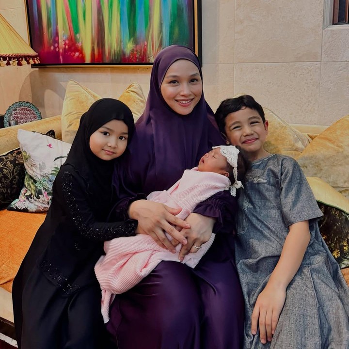 <p>Di unggahan lainnya, Tya memamerkan foto terbarunya yang kini sudah menjadi Bunda dari tiga anak. Tampak kedua anak Tya terlihat begitu bahagia menyambut kehadiran adik bungsunya. (Foto: Instagram @tyaarifinnw)</p>