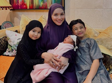 5 Potret Tya Arifin Usai Melahirkan Anak Ketiga, Dikunjungi Siti Nurhaliza