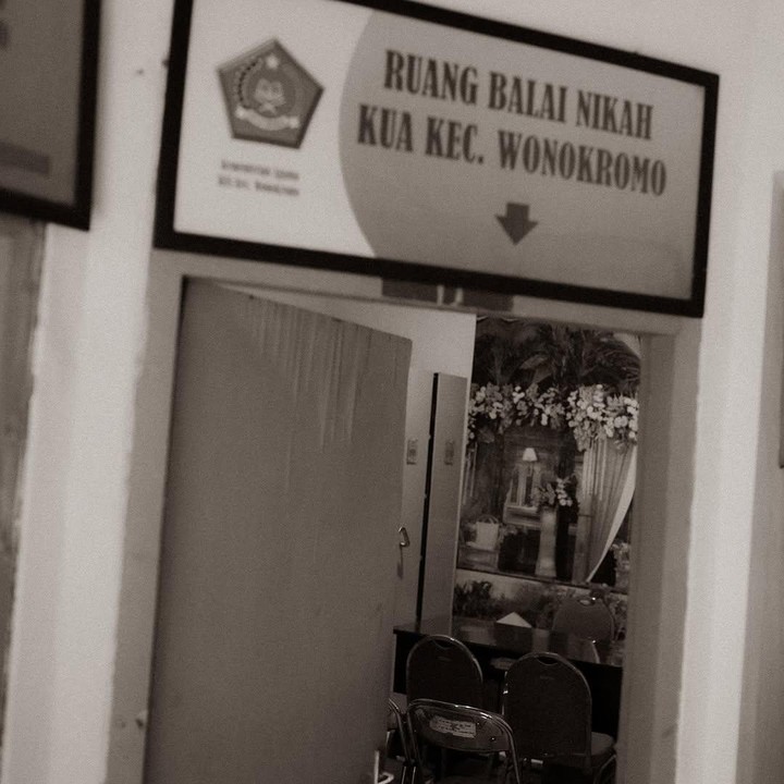 <p>Akad nikah keduanya digelar di Kantor Urusan Agama (KUA) Wonokromo pada 23 Januari 2025. (Foto: Instagram @salmasalsabil12)</p>