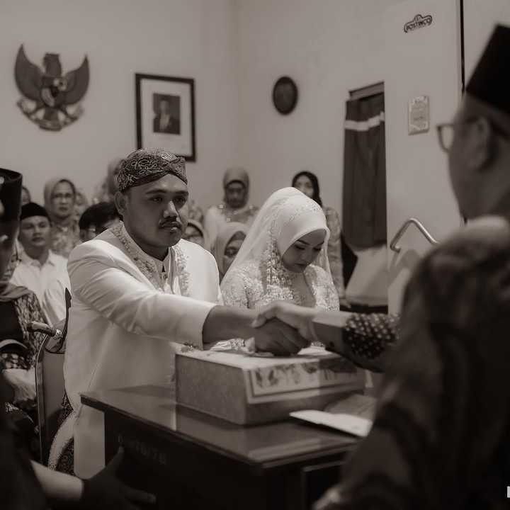 <p>Kabar bahagia datang dari pasangan Salma Salsabil dan Dimansyah Laitupa yang baru saja melangsungkan pernikahan di Surabaya. (Foto: Instagram @salmasalsabil12)</p>