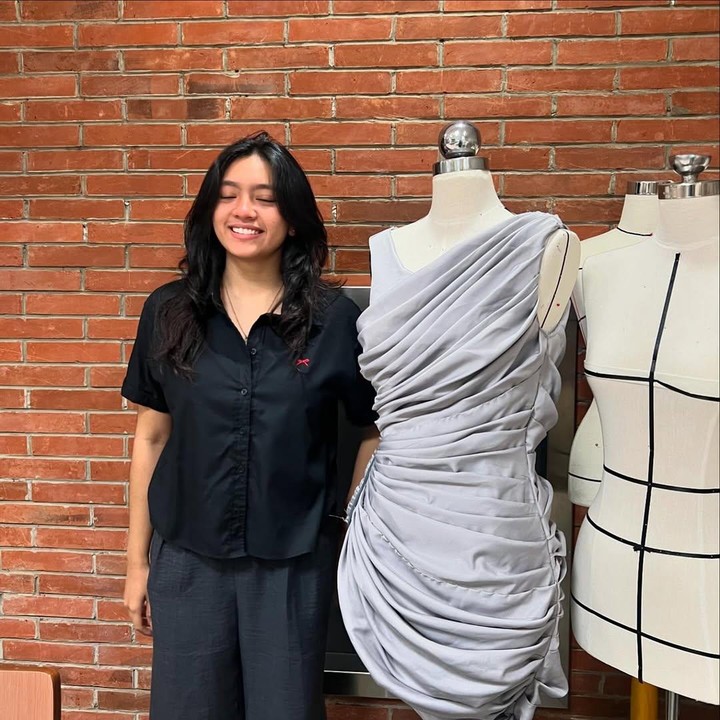 <p>Beberapa waktu lalu, Alleia diketahui sempat bekerja sama dengan brand fashion lokal. Ia secara spesial merancang pakaian untuk sang ayah sebagai ungkapan cinta dan rasa sayangnya. (Foto: Instagram @alleiaa_)</p>