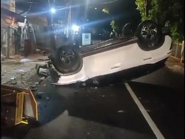 Keberadaan Pemotor yang Ditabrak Larasati Nugroho Sebelum Mobil Terbalik Masih Misteri