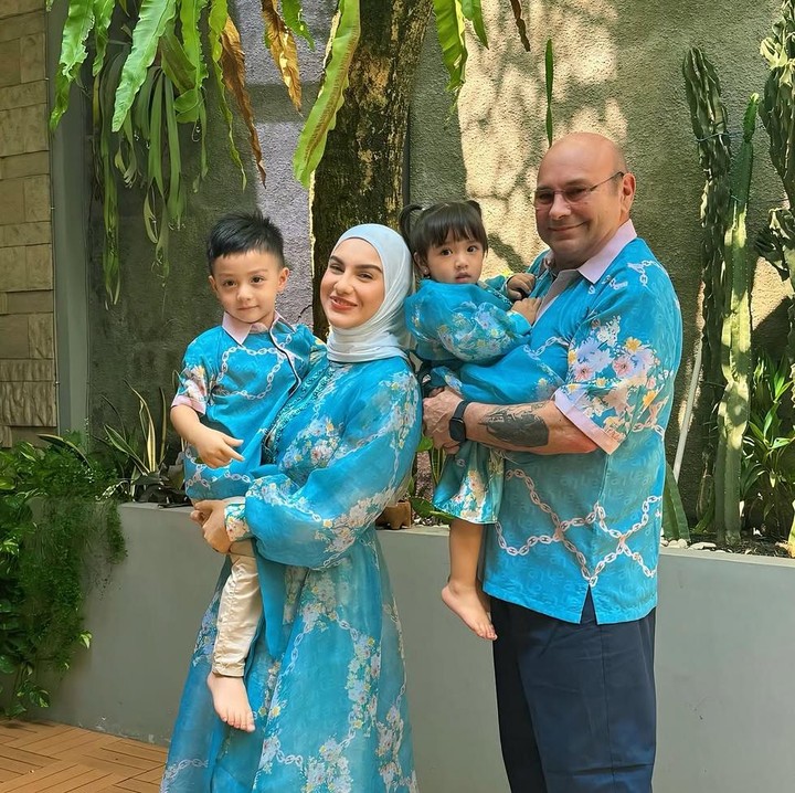 <p>Ia pun menuliskan ucapan terima kasih untuk ayahanda. "Terima kasih Papa sudah hadir dalam hidupku, terima kasih sudah menjadi ayah terbaik untukku, tanpamu aku tidak akan menjadi seperti sekarang," tutur Irish. (Foto: Instagram@_irishbella_)</p>