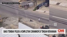 VIDEO: Baku Tembak Polisi & Komplotan Curanmor di Tengah Keramaian