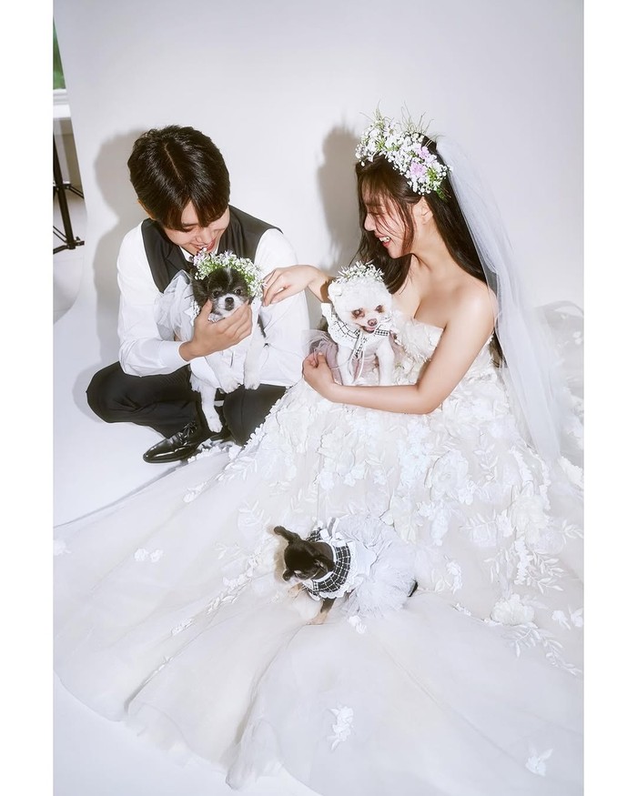Beauties, mari kita doakan agar hubungan Ailee dan Choi Si Hun tetap harmonis dan romantis. Semoga segala persiapan pernikahan mereka lancar hingga hari bahagia tiba. Selamat untuk Ailee dan Choi Si Hun!/ Foto: instagram.com/aileeonline